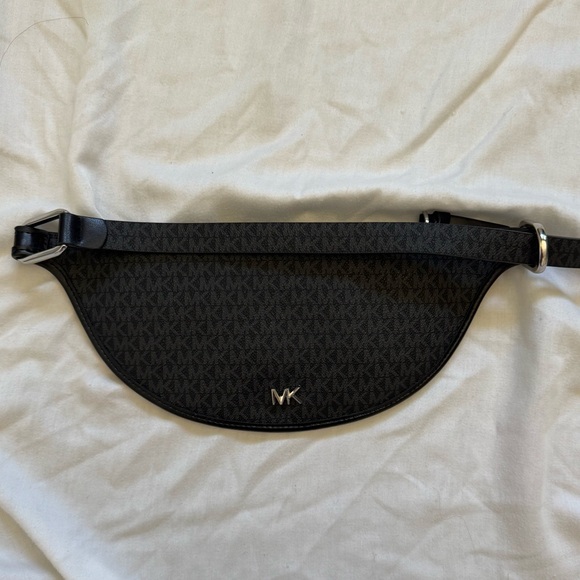(NEW) Michael Kors Black Reversible Belt Bag - Picture 2 of 7